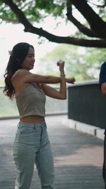 Spor arkadaşları dışarı çıkıyor, kollarını birlikte ısıtıyorlar.