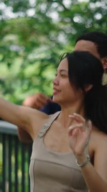 Dansçılar şehir sokağı yakınlarında çağdaş hareketi prova ediyorlar