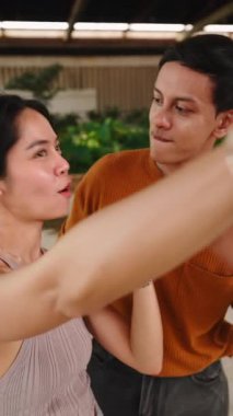 Dansçılar kapalı bir alanda koreografi provası yapıyorlar.