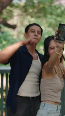 Genç çift akıllı telefondan dans selfie 'si kaydediyor.