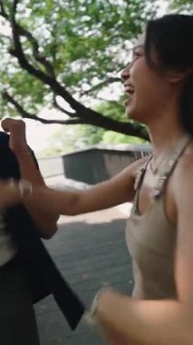 Çiftler dans eder, gülümser, ağaçlar arasında mahrem anlar paylaşır.