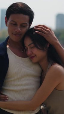 Sevgi eşleri kucaklaşır, samimi bağlar kurarlar.