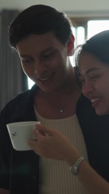 Sıcak kahve içerken sıcak kanepeye yakın oturmak.