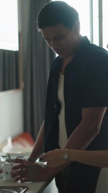 Romantik çift modern mutfakta birlikte kahvaltı hazırlıyor.