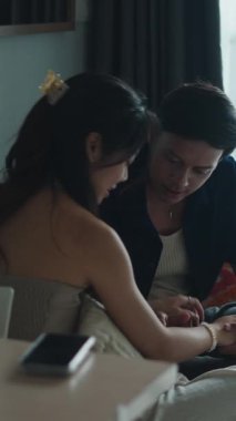 Sevecen çift kucaklaşır, samimi bağları paylaşır yatak odası ortamında