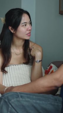 Güneydoğu Asyalı çift koltukta otururken tartışıyor.