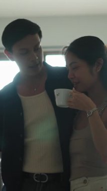 Romantik çift birlikte sakin bir anın tadını çıkarıyor, narin fincanlardan çay yudumluyorlar.