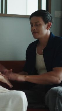 Çift barışır, duygusal tartışmadan sonra şefkatle kucaklaşır.