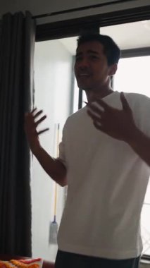 Erkek dinleniyor, müzik dinliyor ve sallanıyor.