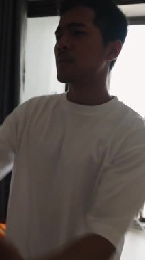 Evde ritmik bir şekilde dans eden tek erkek dansçı.