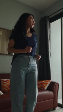 Genç kadın dans hareketleri yapıyor, çağdaş kentsel yaşam alanının içinde geriniyor - 4K Yatay