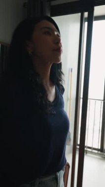 Genç Asyalı kadın evinde zarif bir şekilde dans ediyor - 4K Yatay