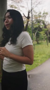 Parkta dans eden kaygısız genç kadın - 4K Yatay