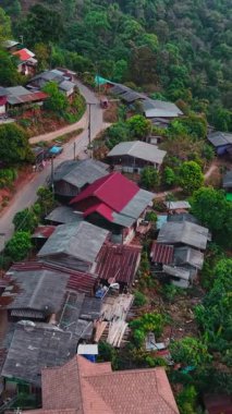 Kuzey Tayland 'da verimli tropik yeşilliklerle çevrili manzaralı dağ yerleşkesi