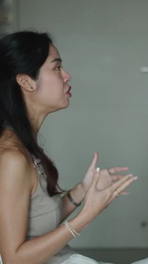 Neşeli kadın sabah yemeğinde canlı canlı konuşuyor, heyecan verici haberleri paylaşıyor.