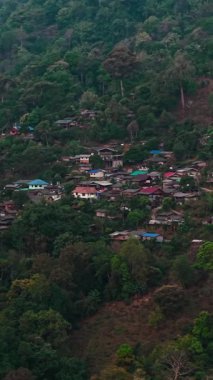 Yoğun yeşilliklerin arasına tünemiş ahşap evler huzur veren dağ yerleşimlerini oluşturuyor.