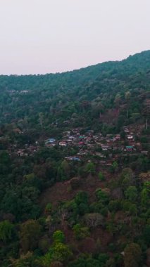 Huzurlu yamaç köyü yemyeşil manzarayla çevrili, sabahın erken saatlerinde parlayan