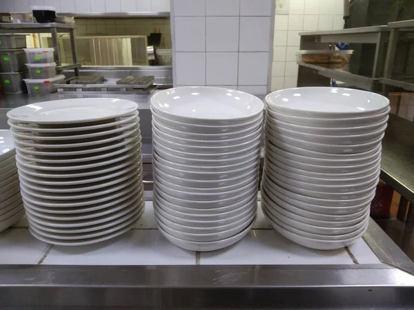 Empty White Plates Row — стоковое фото