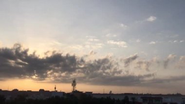 Kahvaltı masasında tatlı ve malzemeler var. 