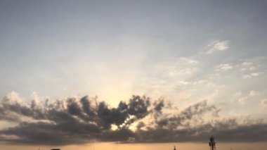 Kahvaltı masasında tatlı ve malzemeler var. 