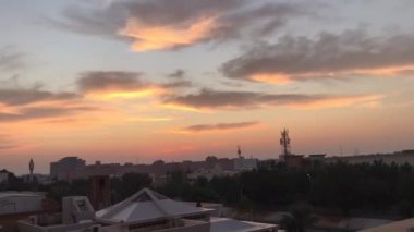 Kahvaltı masasında tatlı ve malzemeler var. 