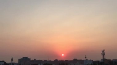 Kahvaltı masasında tatlı ve malzemeler var. 