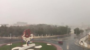 Kahvaltı masasında tatlı ve malzemeler var. 