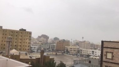 Kahvaltı masasında tatlı ve malzemeler var. 