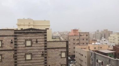 Kahvaltı masasında tatlı ve malzemeler var. 