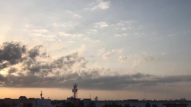 Kahvaltı masasında tatlı ve malzemeler var. 