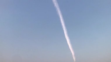 Kahvaltı masasında tatlı ve malzemeler var. 