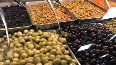 Piyasada farklı meyveler var.