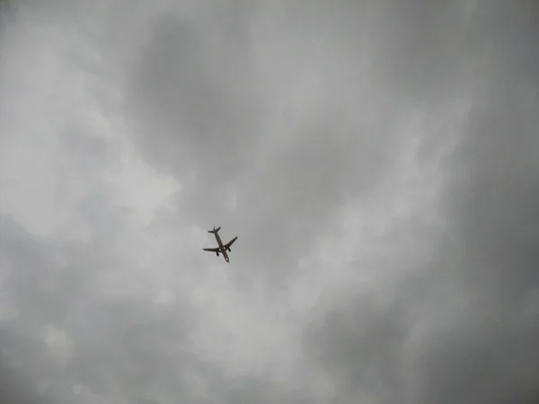 Αεροπλάνο Που Πετάει Στον Ουρανό — Φωτογραφία Αρχείου