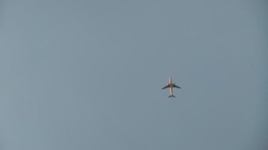 Gökyüzünde uçan uçak