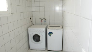 beyaz ve siyah fayanslı modern beyaz banyo