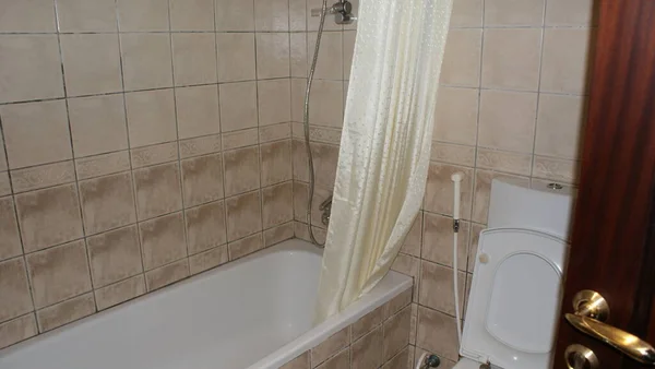 シャワー付きのモダンなバスルーム — ストック写真