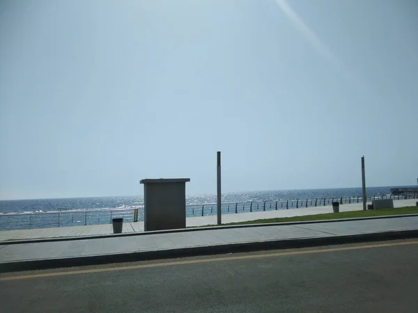 背景にある海の街は — ストック写真