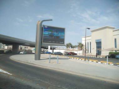 Dubai, uae - Kasım 2 12 0: 18: 00 Dubai 'deki yol ve karayolu manzarası