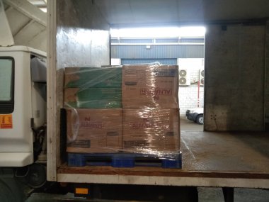 Bir sürü çöp dolu büyük beyaz ve kırmızı kutular.