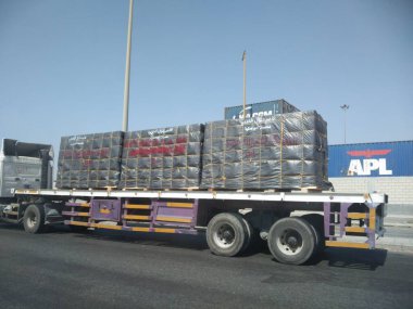 Farklı boyutlarda büyük bir araba konteynırı.