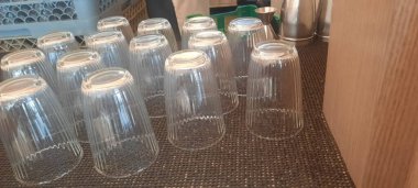 Ahşap arka planda boş cam şişeler