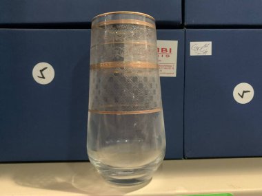 Bir bardak suya yaklaş.