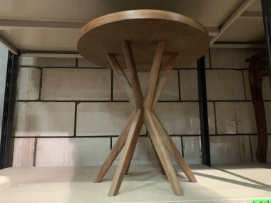 Beyaz arkaplanı olan ahşap masa