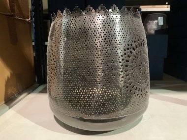 Cam kase masanın üstünde.