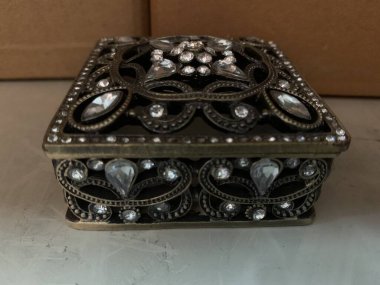 Beyaz arka planda mücevher kutusu