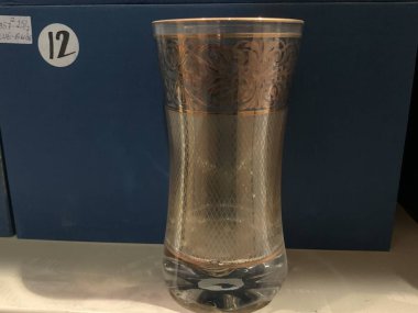 Tahta masada bir bardak su.