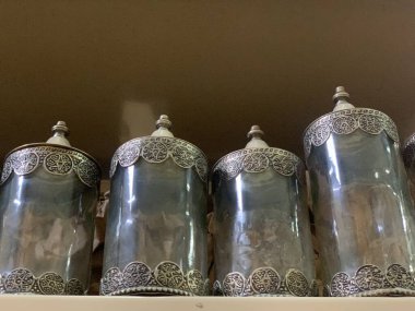 Piyasada eski metal şişeler