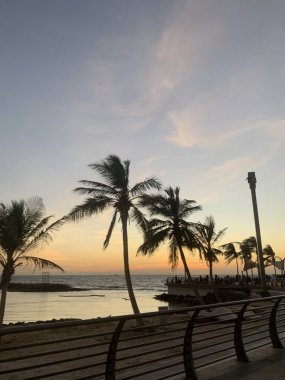 Denizin üzerinde güzel bir gün batımı