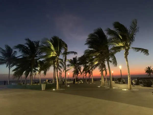 Denizin üzerinde güzel bir gün batımı