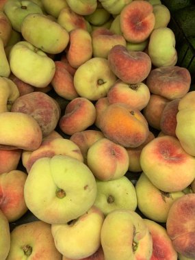 Markette taze şeftaliler.